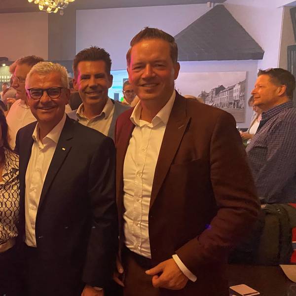 Zu sehen sind der designierte Bürgermeister Marc Prokop, seine Frau Lydia sowie der CDU-Landtagsabgeordnete Gregor Golland und der Brühler CDU-Vorsitzende Andre Hess.