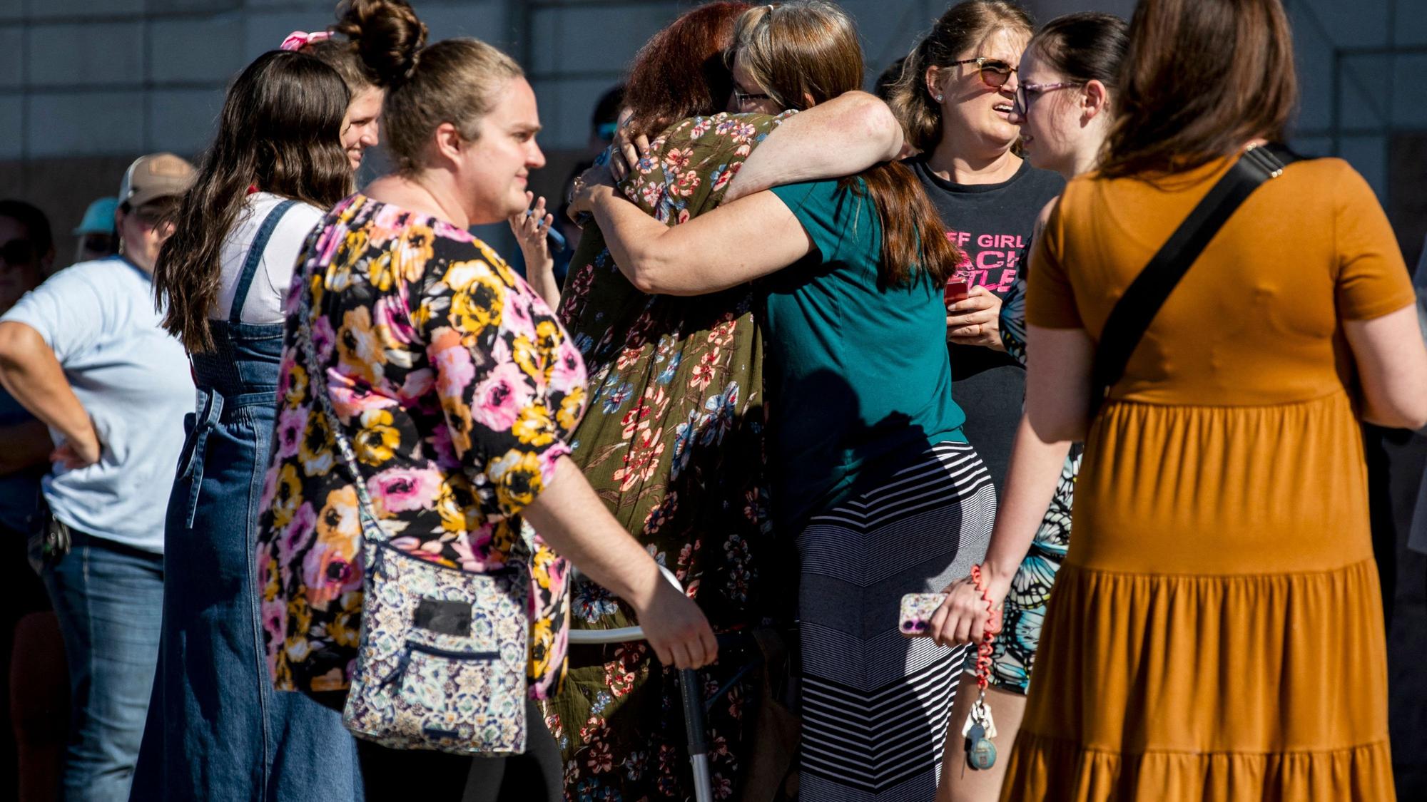 Gemeindemitglieder und Anwohner kommen im Trillium Theater zusammen, das sich gegenüber dem Ort der Schießerei und des Brandes in der Kirche Jesu Christi der Heiligen der Letzten Tage befindet, am 28. September 2025 in Grand Blanc, Michigan.