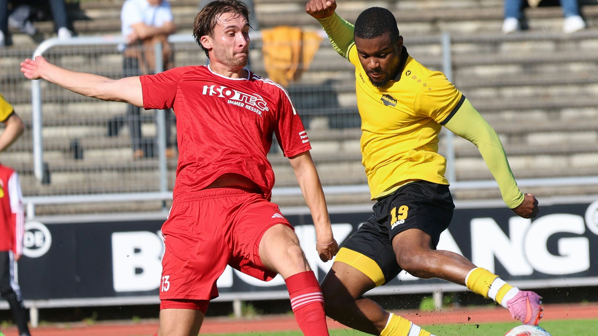 Hohkeppels Ufumwen Osawe (re.) und Gladbachs Rexhep Ajdari kämpfen um den Ball.