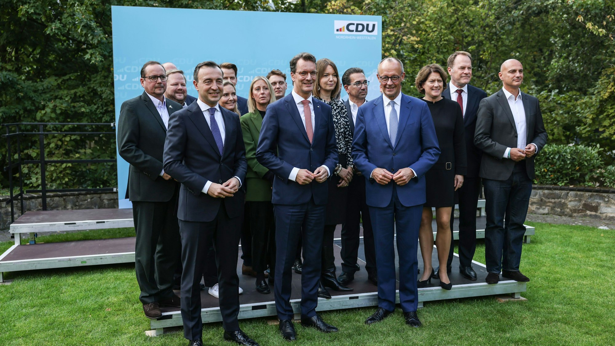Düsseldorf: Bundeskanzler Friedrich Merz (vorne, rechts) steht beim Gruppenbild mit den gewählten CDU-Bürgermeistern neben Ministerpräsident Hendrik Wüst. (vorne, links). Nach den Stichwahlen bei den Kommunalwahlen in Nordrhein-Westfalen hat Bundeskanzler Friedrich Merz Landespartei besucht.