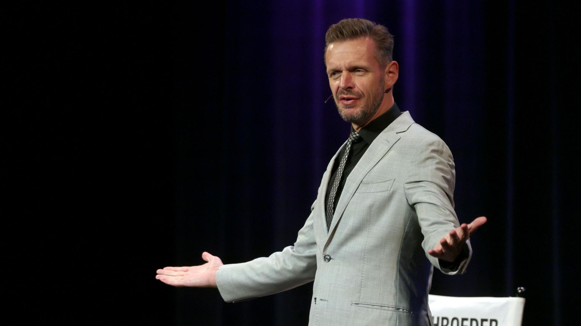 In der Verführerrolle: Kabarettist Florian Schröder im Comedia Theater