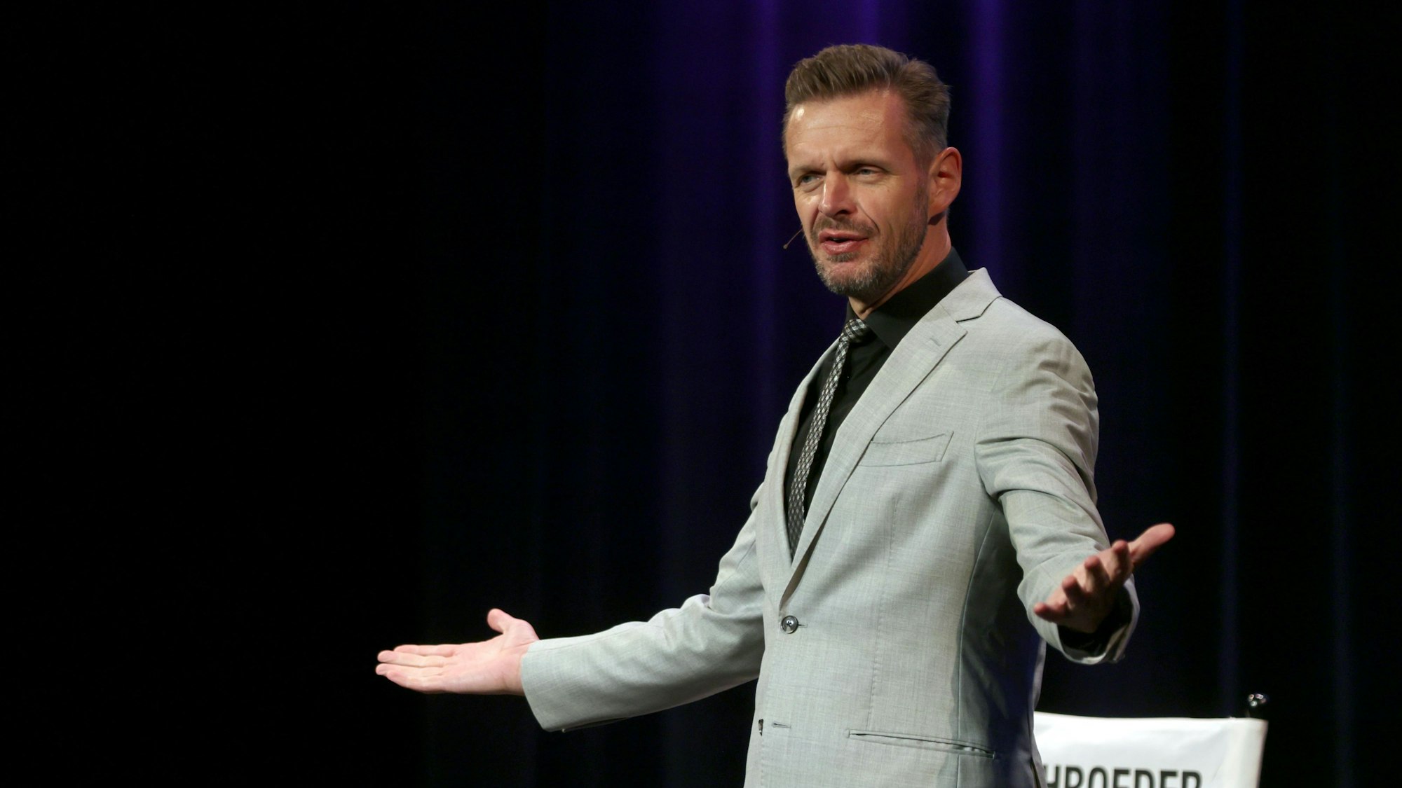 In der Verführerrolle: Kabarettist Florian Schröder im Comedia Theater