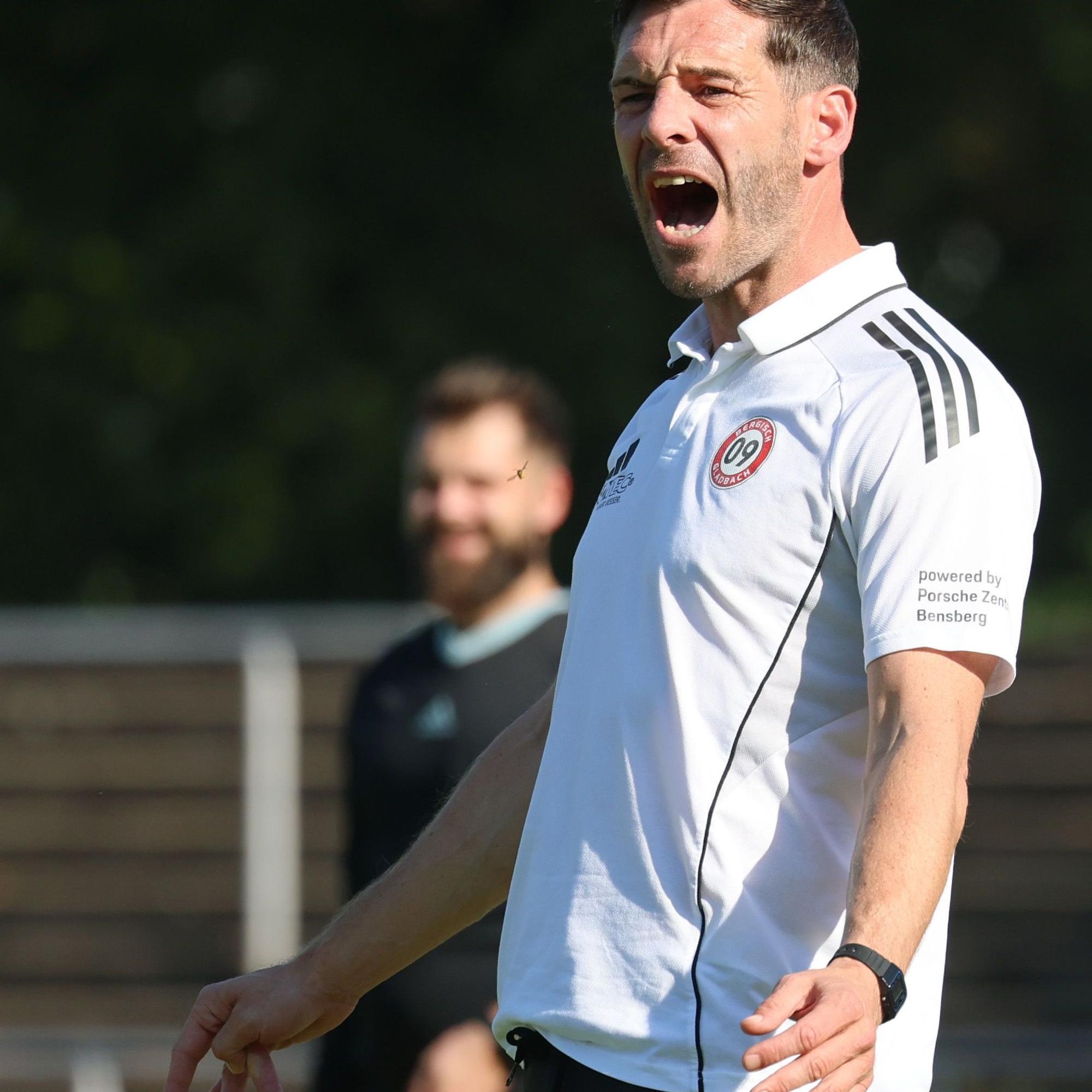 09-Trainer Kevin Kruth gibt an der Linie den Ton an