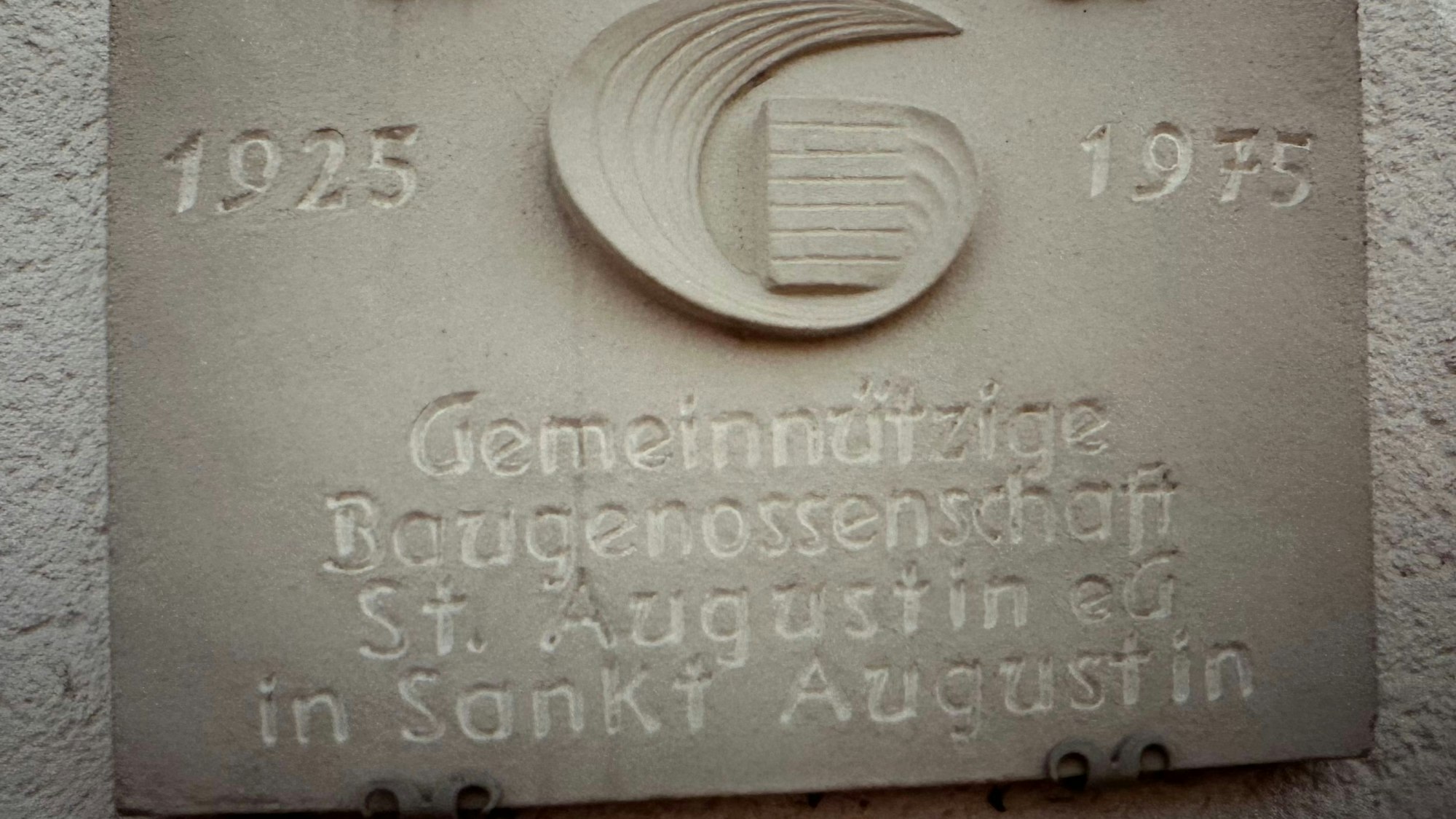 Am früheren Bürostandort in der Uhlandstraße wurde diese Tafel zum 50-jährigen Bestehen der Genossenschaft platziert.