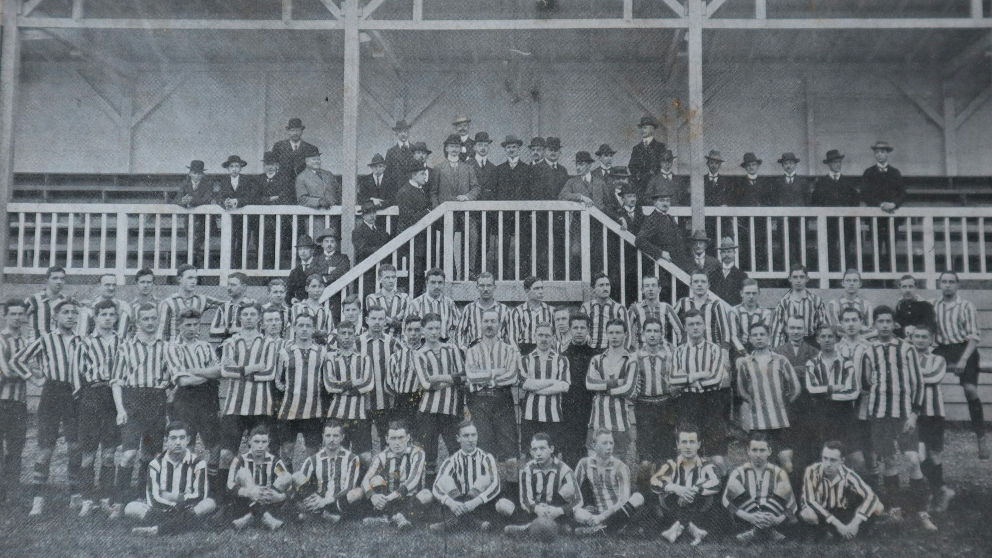 Ein Bild von 1910 zeigt die frühere Holztribüne (nicht identisch mit der heutigen denkmalgeschützten Tribüne) am Platz, wo das zweite deutsche Meisterschafts-Endspiel stattfand.