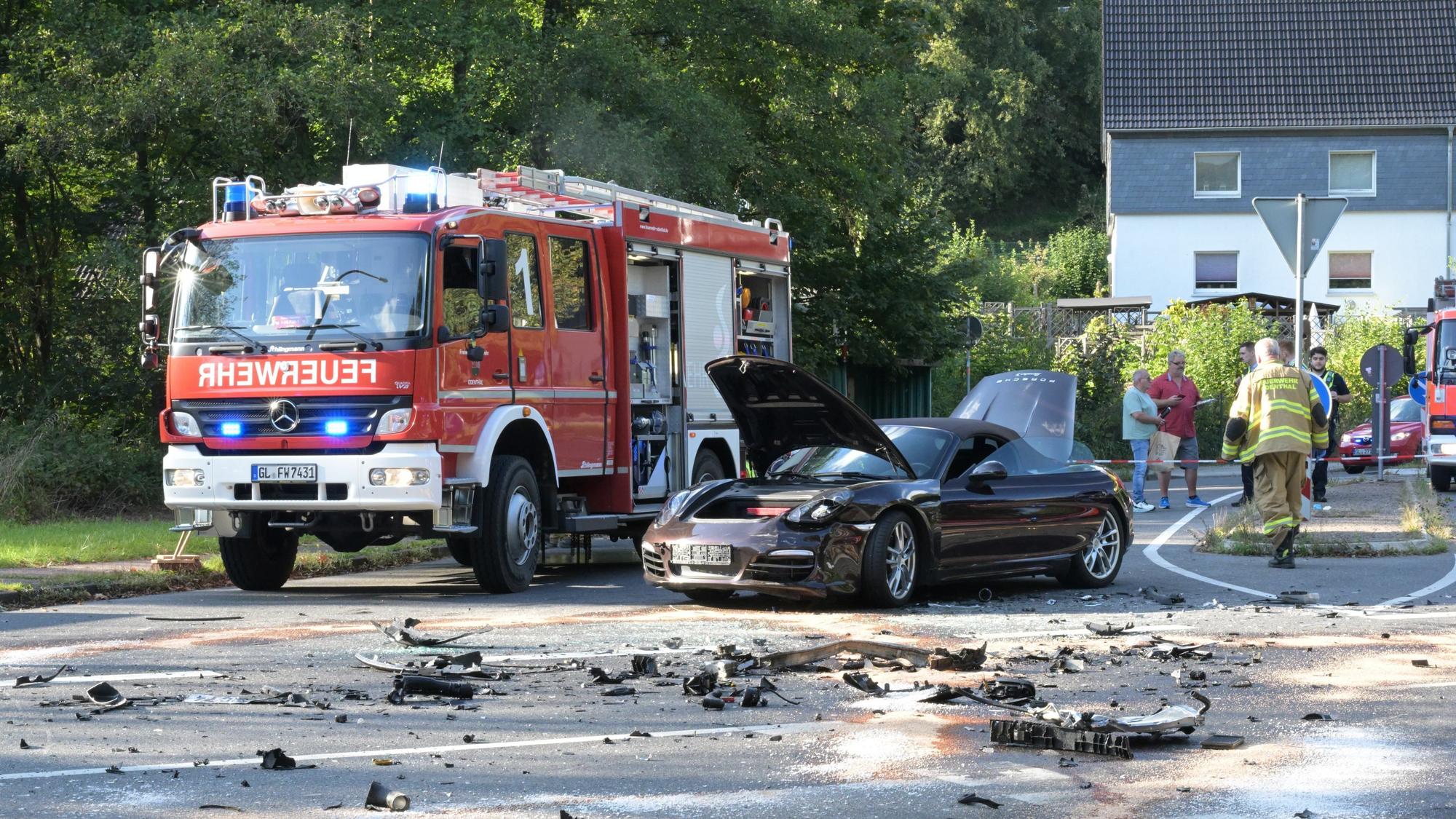 Ein schwer beschädigter Porsche steht auf der Bergstraße in Odenthal.