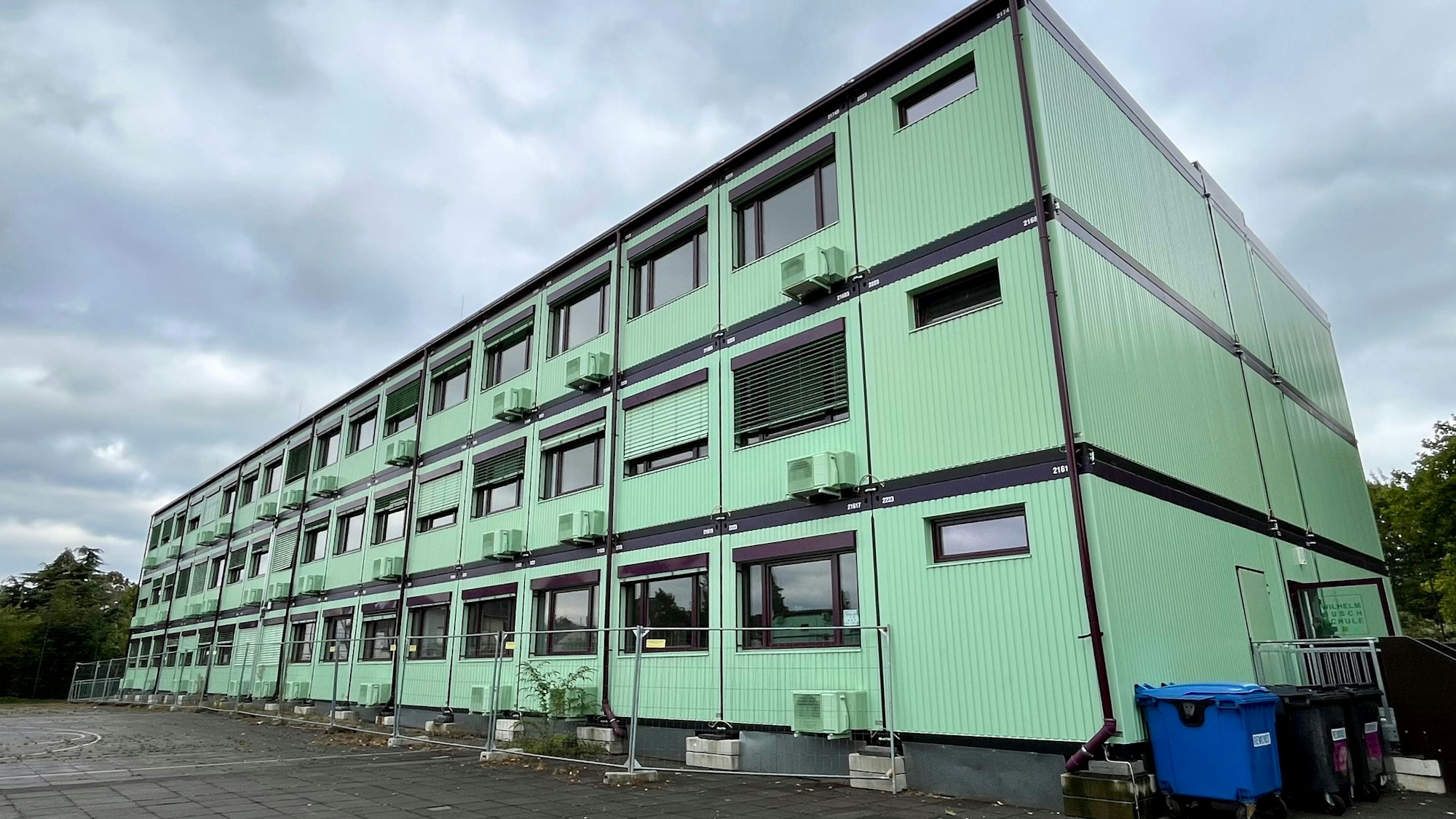 Das Foto zeigt die Container an der Wilhelm-Busch-Hauptschule in Wesseling.
