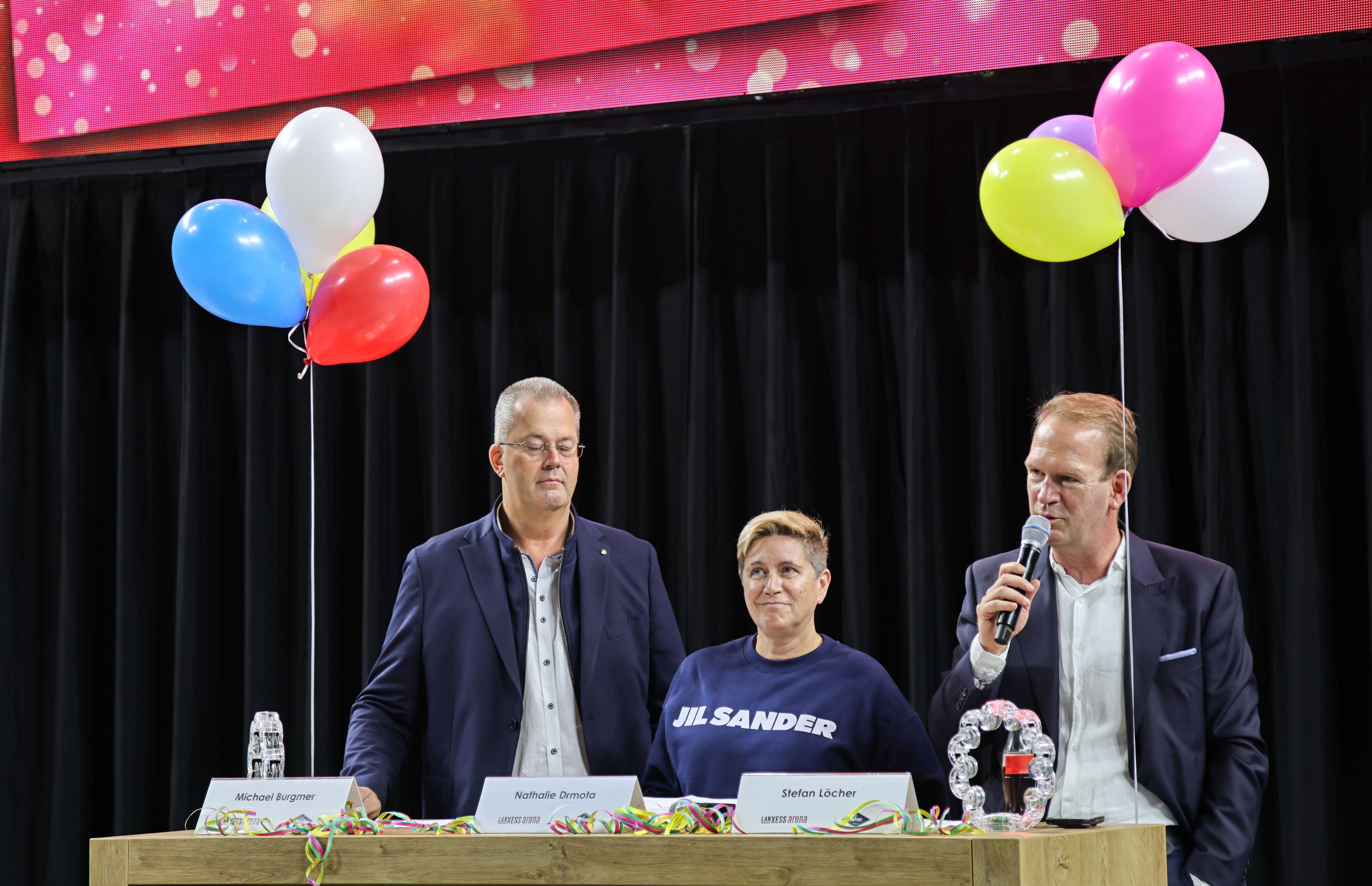Michael Burgmer, Nathalie Drmota und Stefan Löcher bei einer Pressekonferenz.