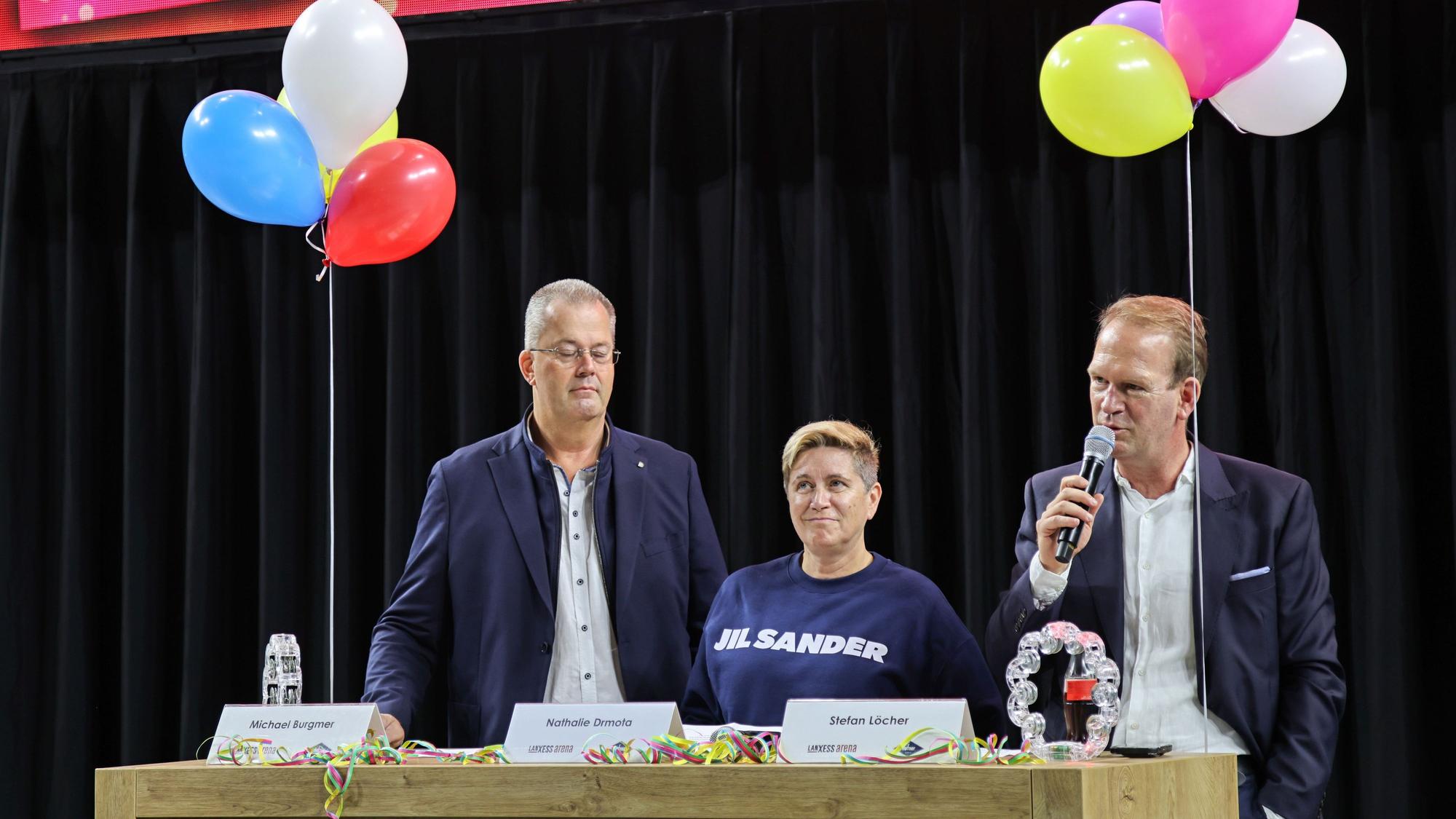 Michael Burgmer, Nathalie Drmota und Stefan Löcher bei einer Pressekonferenz.