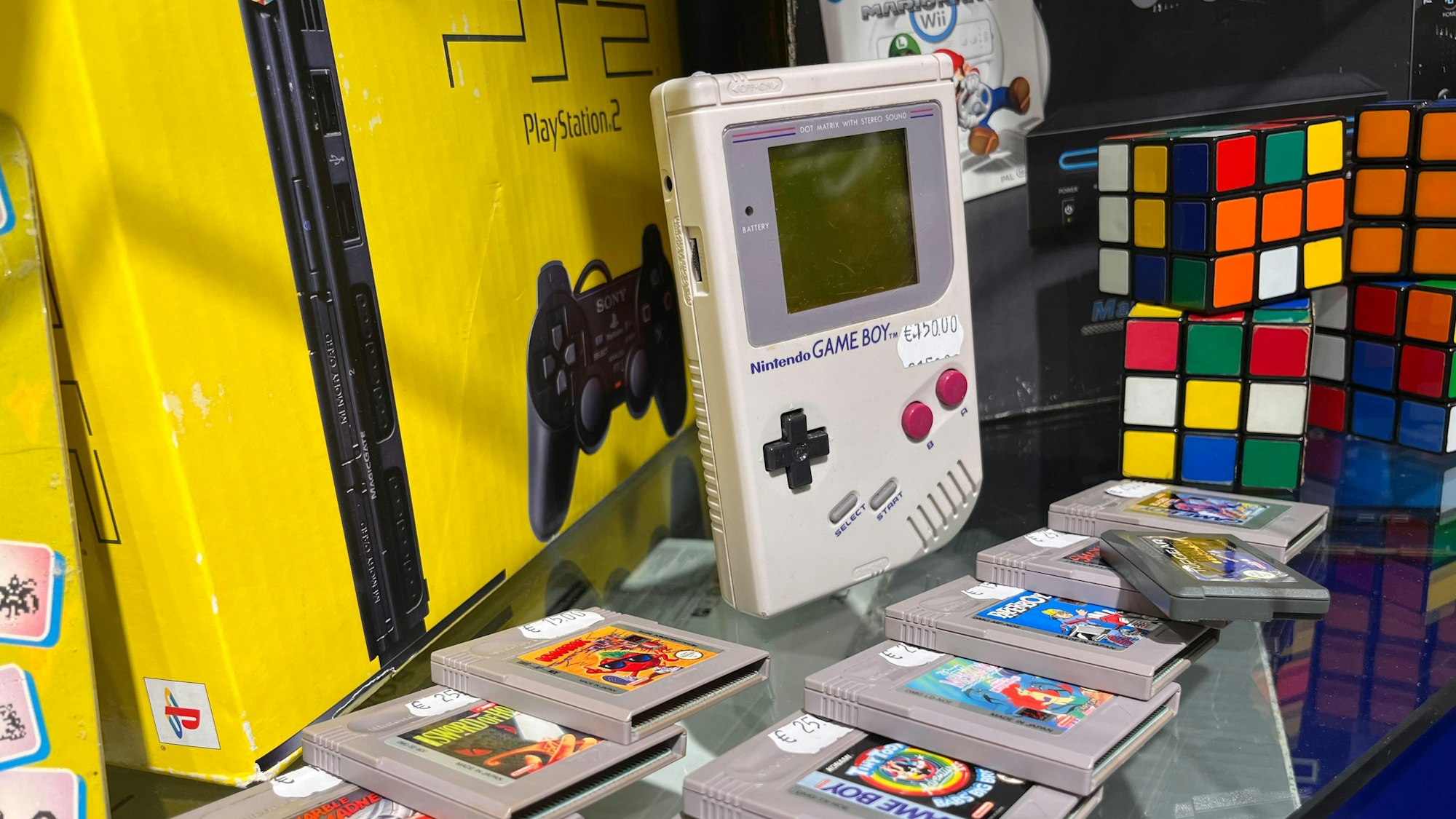 Auch ein Gameboy darf in dem neuen Nostalgie-Laden nicht fehlen.