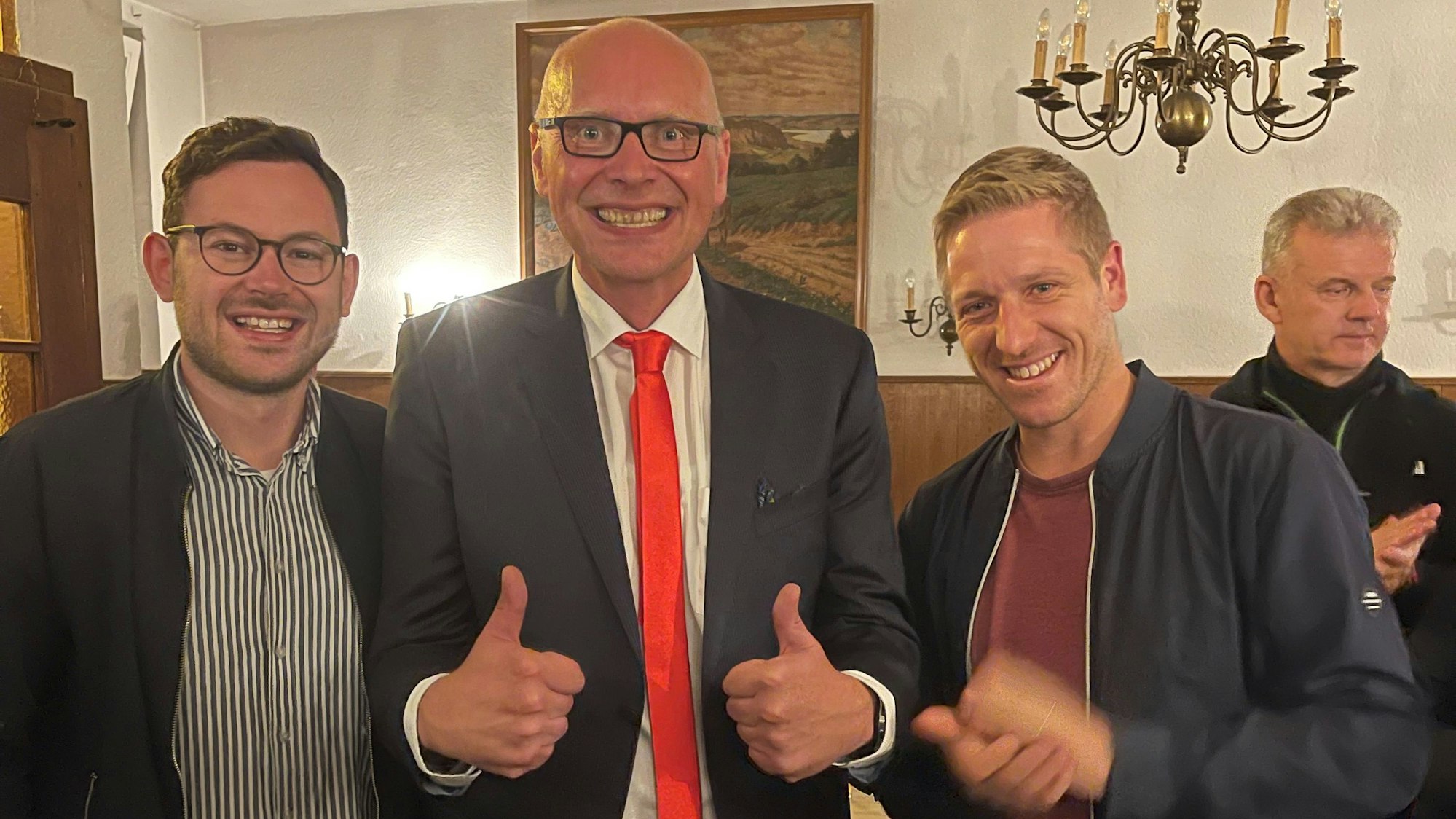 Drei erfolgreiche SPD-Kandidaten lachen in die Kamera: links steht Emmanuel Kunz, der Bürgermeister in Kall wird, in der Mitte der künftige Bad Münstereifeler Bürgermeister Sebastian Glatzel und rechts Landrat Markus Ramers.