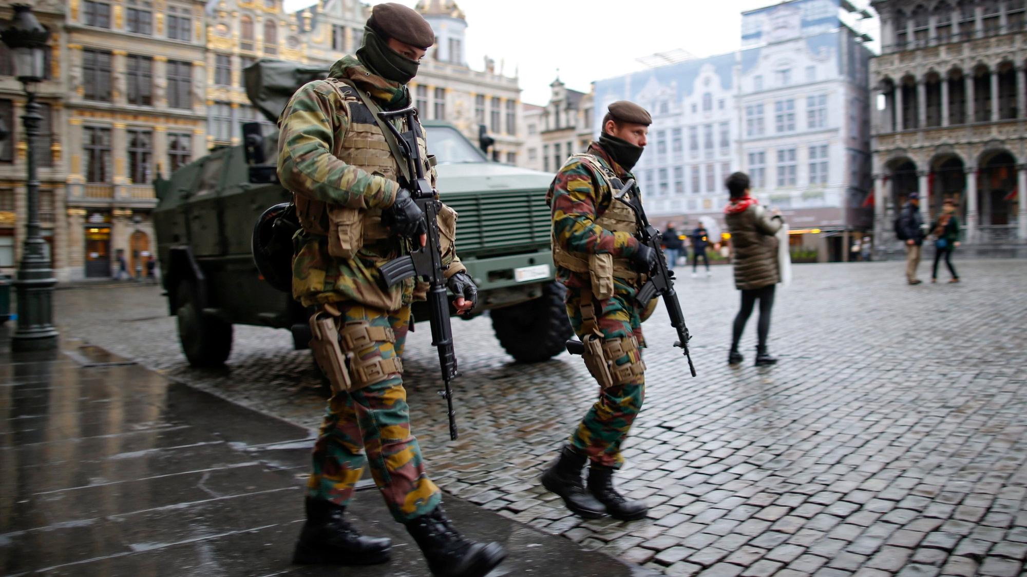 Bereits 2015 patrouillierten belgische Soldaten in Brüssel (wie hier auf dem Grand-Place/Grote Markt), als die Terrorgefahr auf Stufe 3 angehoben wurde. Kommen die Soldaten jetzt wieder nach Brüssel?