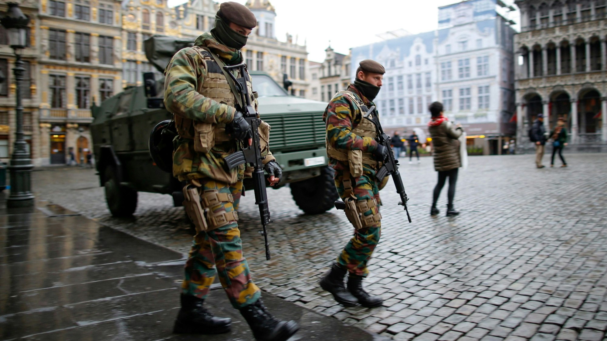 Bereits 2015 patrouillierten belgische Soldaten in Brüssel (wie hier auf dem Grand-Place/Grote Markt), als die Terrorgefahr auf Stufe 3 angehoben wurde. Kommen die Soldaten jetzt wieder nach Brüssel?