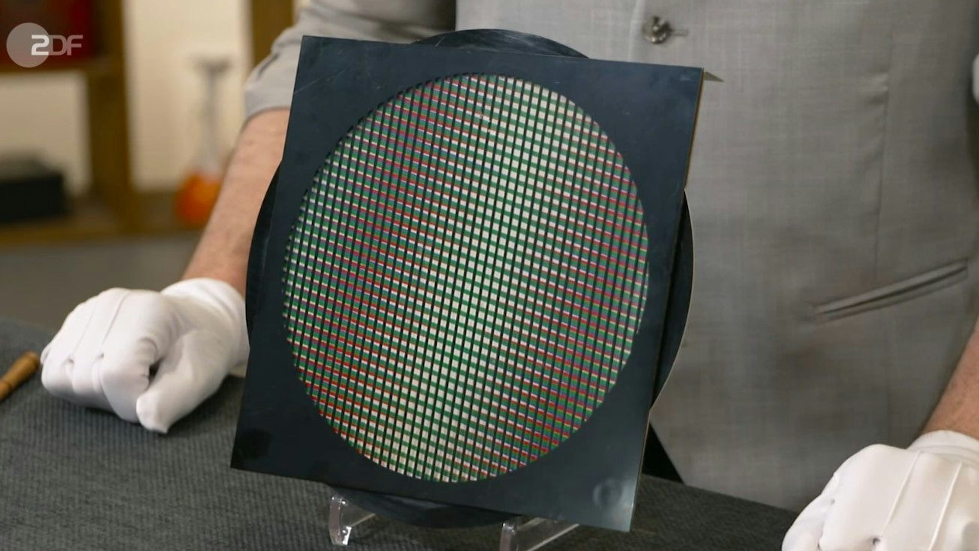 Verkäufer Julian Schmitz-Avila (l.) und Collin Jäger (r.) aus Kerpen bei „Bares für Rares“.