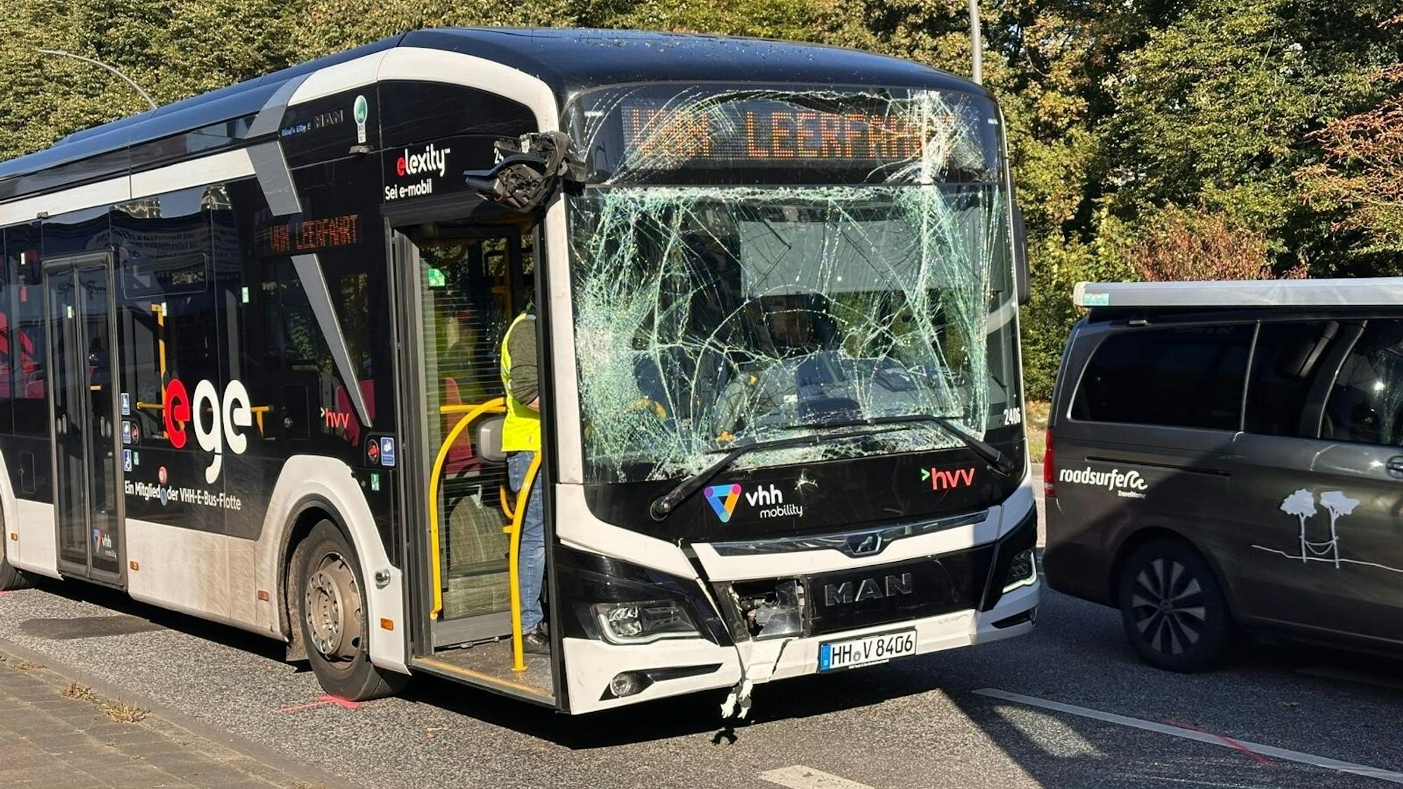 Auf dem Bild ist der beschädigte Bus zu sehen.