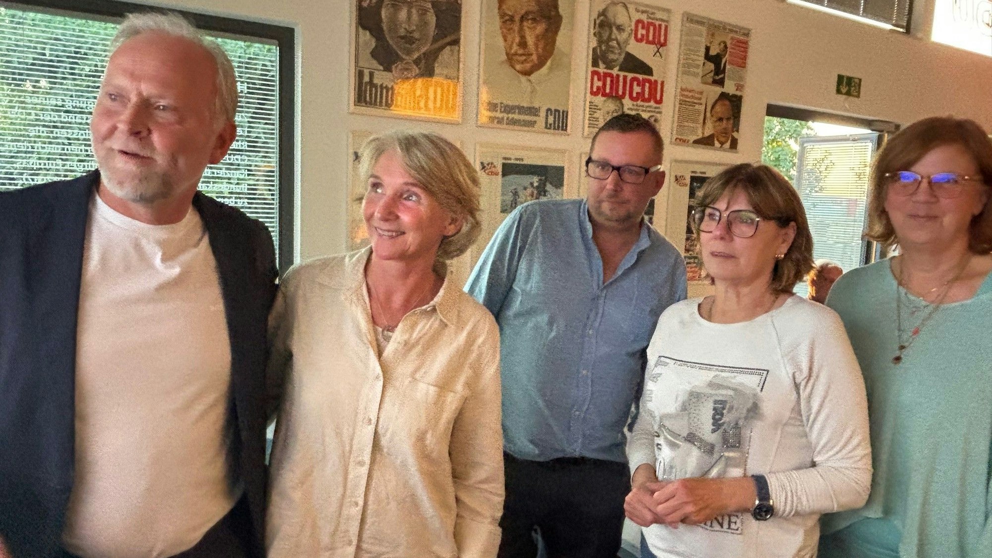 Einen bangen Blick auf die Hochrechnungen warfen Gerd und Ruth Koslowski mit den Parteifreunden Jan Pickardt, Karla Palussek und Andrea Wiethüchter (v.l.).