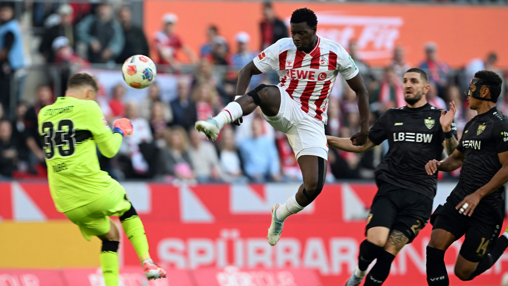 An allen vorbei, nur nicht ins Tor: Ragnar Ache (2.v.l.) hatte das 2:0 gegen den VfB Stuttgart und seinen ersten Bundesliga-Treffer auf dem Fuß.