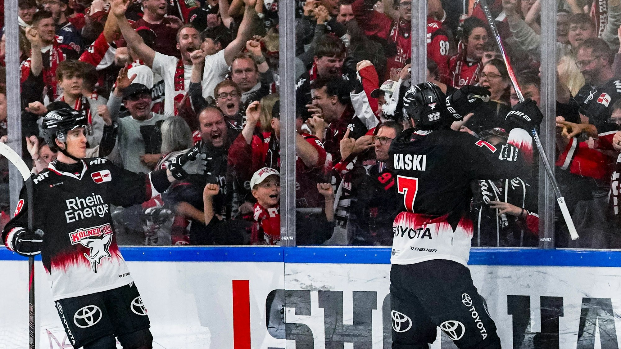 Entscheidung: Oliwer Kaski (r.) und Gregor MacLeod (l.) jubeln mit den Fans über den Treffer zum 4:2-Endstand gegen die Grizzlys Wolfsburg.