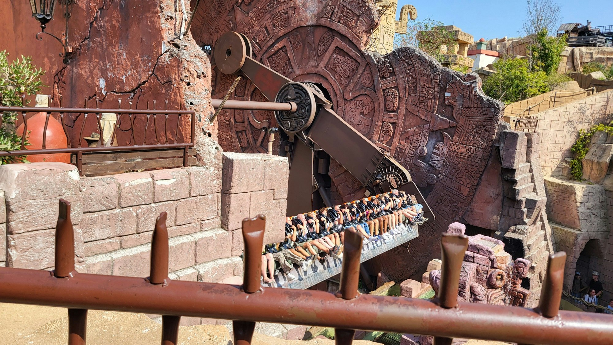 Freizeitpark-Gäste werden im Talocan im Phantasialand durch die Luft gewirbelt.