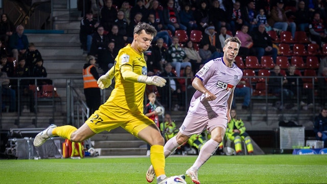 3. Liga: FC Viktoria Köln - VfL Osnabrück, 28.09.2025 Arne Schulz Viktoria Köln, 27 und Robin Meißner VfL Osnabrück, 11 Köln, 28.09.2025, 8. Spieltag der 3. Fußball-Liga, FC Viktoria Köln - VfL Osnabrück im Sportpark Hoehenberg in Köln. Die DFL-Bestimmungen verbieten die Verwendung von Fotografien als Bildsequenzen und / oder Quasi-Videos. *** 3 Liga FC Viktoria Köln VfL Osnabrück, 28 09 2025 Arne Schulz Viktoria Köln, 27 and Robin Meißner VfL Osnabrück, 11 Cologne, 28 09 2025, Matchday 8 of the 3 Football League, FC Viktoria Köln VfL Osnabrück at Sportpark Hoehenberg in Cologne The DFL regulations prohibit the use of photographs as image sequences and or quasi videos Copyright: xBEAUTIFULxSPORTS/LeahxKohringx