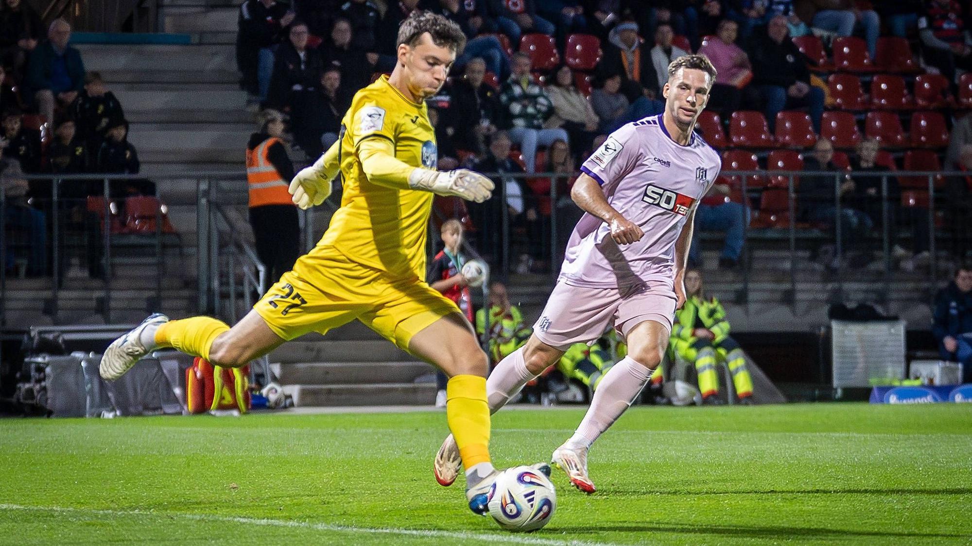 3. Liga: FC Viktoria Köln - VfL Osnabrück, 28.09.2025 Arne Schulz Viktoria Köln, 27 und Robin Meißner VfL Osnabrück, 11 Köln, 28.09.2025, 8. Spieltag der 3. Fußball-Liga, FC Viktoria Köln - VfL Osnabrück im Sportpark Hoehenberg in Köln. Die DFL-Bestimmungen verbieten die Verwendung von Fotografien als Bildsequenzen und / oder Quasi-Videos. *** 3 Liga FC Viktoria Köln VfL Osnabrück, 28 09 2025 Arne Schulz Viktoria Köln, 27 and Robin Meißner VfL Osnabrück, 11 Cologne, 28 09 2025, Matchday 8 of the 3 Football League, FC Viktoria Köln VfL Osnabrück at Sportpark Hoehenberg in Cologne The DFL regulations prohibit the use of photographs as image sequences and or quasi videos Copyright: xBEAUTIFULxSPORTS/LeahxKohringx