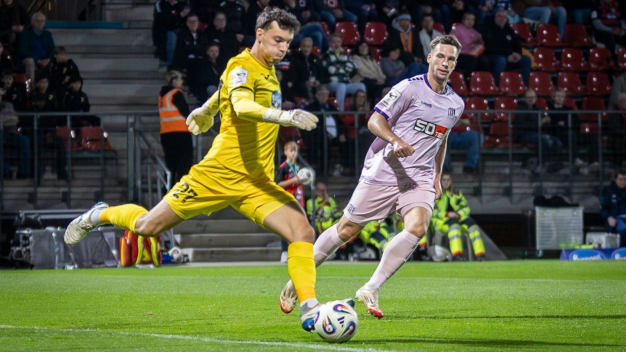 3. Liga: FC Viktoria Köln - VfL Osnabrück, 28.09.2025 Arne Schulz Viktoria Köln, 27 und Robin Meißner VfL Osnabrück, 11 Köln, 28.09.2025, 8. Spieltag der 3. Fußball-Liga, FC Viktoria Köln - VfL Osnabrück im Sportpark Hoehenberg in Köln. Die DFL-Bestimmungen verbieten die Verwendung von Fotografien als Bildsequenzen und / oder Quasi-Videos. *** 3 Liga FC Viktoria Köln VfL Osnabrück, 28 09 2025 Arne Schulz Viktoria Köln, 27 and Robin Meißner VfL Osnabrück, 11 Cologne, 28 09 2025, Matchday 8 of the 3 Football League, FC Viktoria Köln VfL Osnabrück at Sportpark Hoehenberg in Cologne The DFL regulations prohibit the use of photographs as image sequences and or quasi videos Copyright: xBEAUTIFULxSPORTS/LeahxKohringx