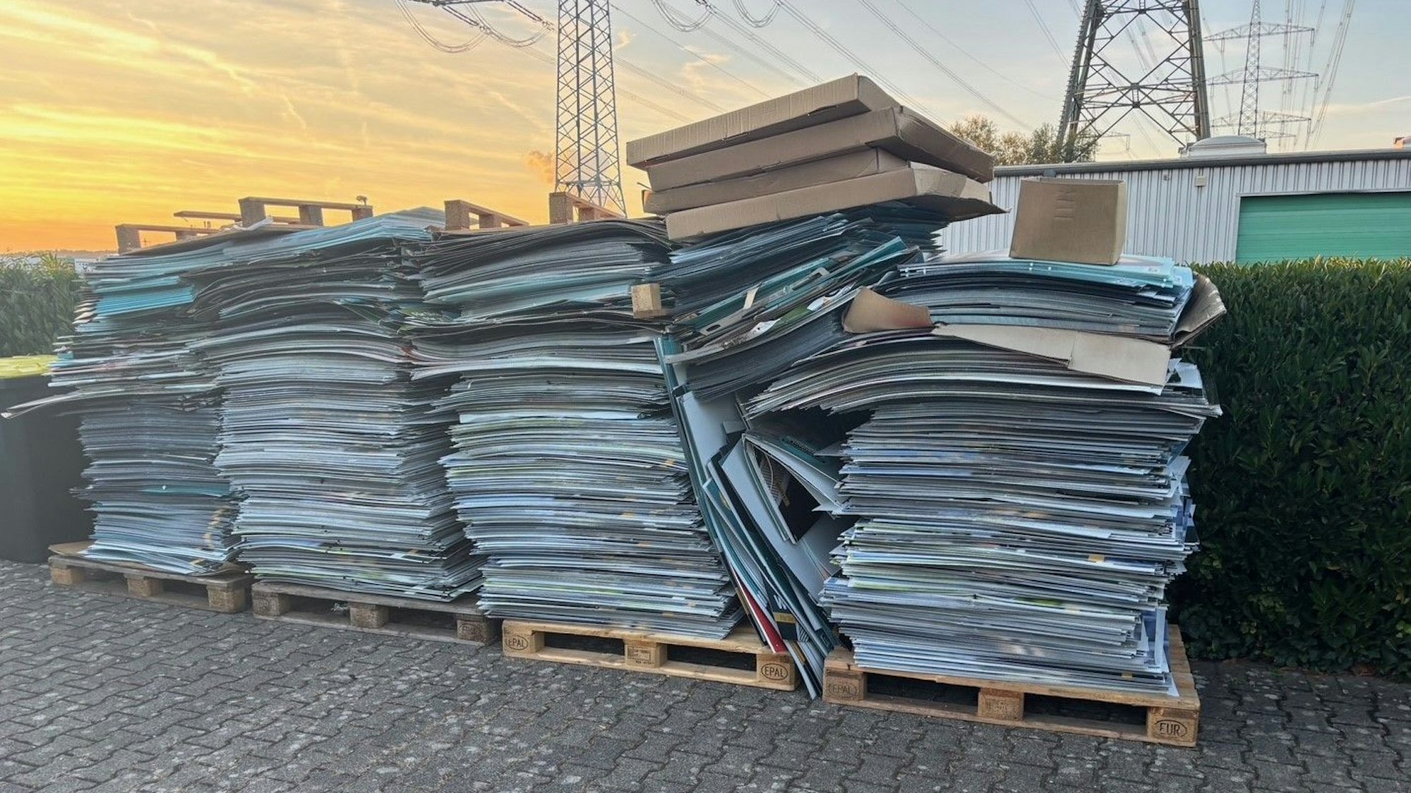 Die CDU Frechen hatte frühzeitig ihre Wahlplakate abgehängt. Sie stapeln sich auf dem Hof der Kreisgeschäftsstelle.