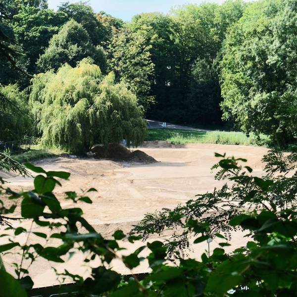 Blick auf einen mit Sand gefüllten Teich