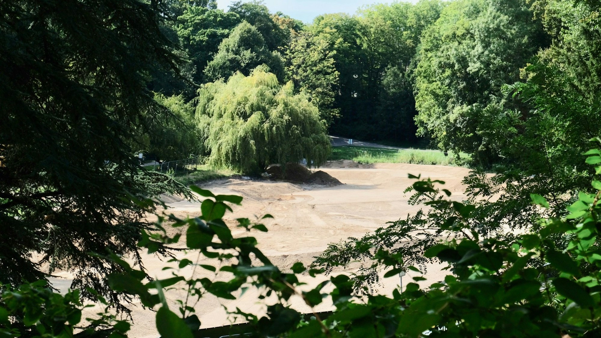 Blick auf einen mit Sand gefüllten Teich