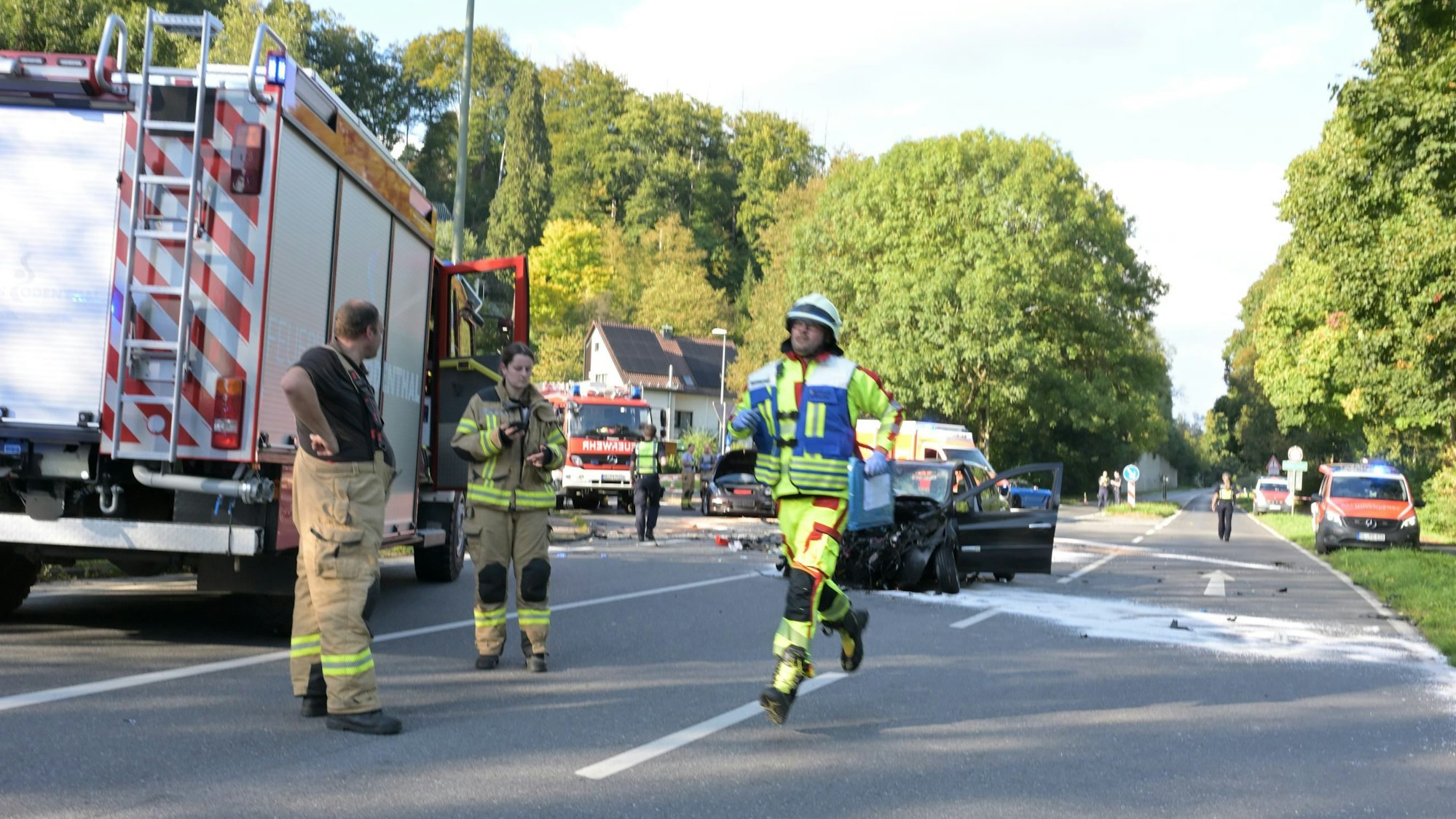 Feuerwehrleute arbeiten an einer Unfallstelle in Odenthal.
