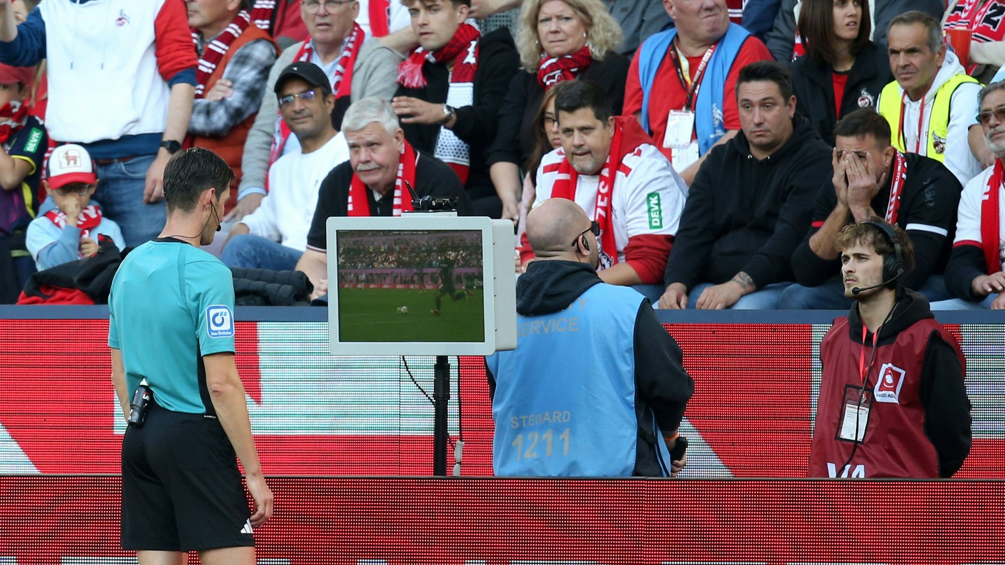 Schiedsrichter Dr. Matthias Jöllenbeck schaut sich die strittige Szene an.