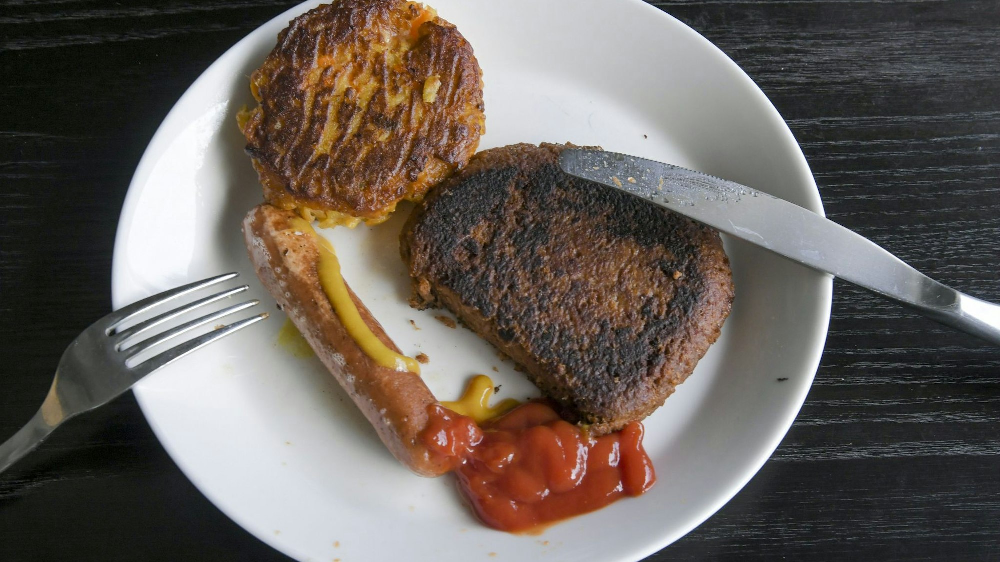 Diese Bouletten und Würstchen sehen aus wie echtes Fleisch, sind aber aus pflanzlichen Ersatzprodukten hergestellt. (Archivbild)