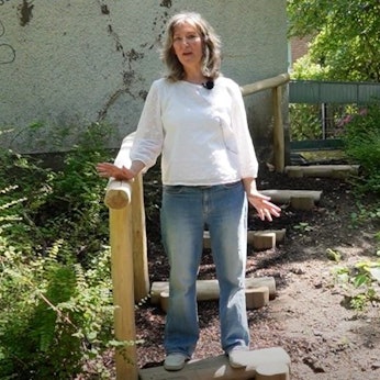 Die Autorin vom Bund der Steuerzahler auf der Knüppelstufenanlage in Bonn-Niederholtorf.