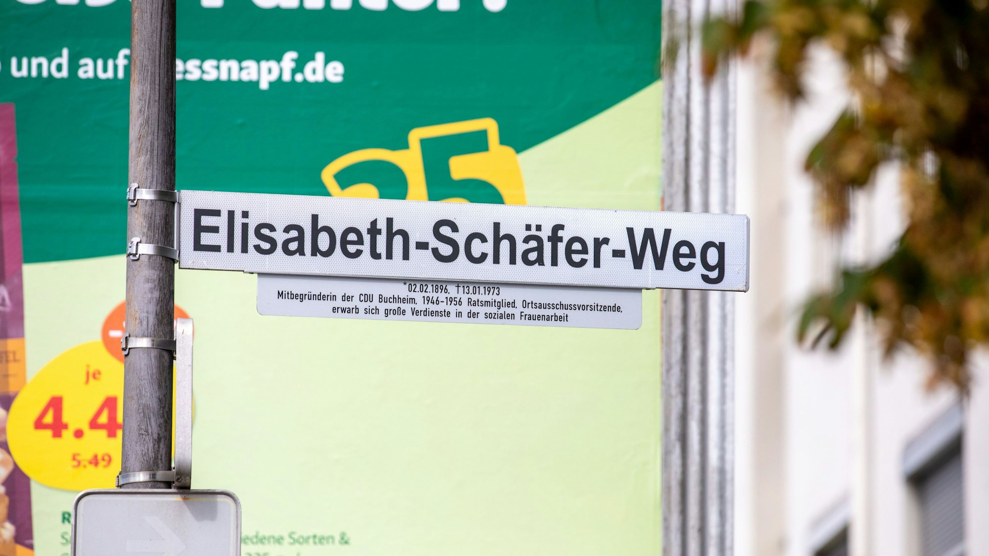 An der Ecke Frankfurter Straße ist jetzt an dem Straßenschild ein Zusatz mit Informationen zur namensgebenden Person angebracht.