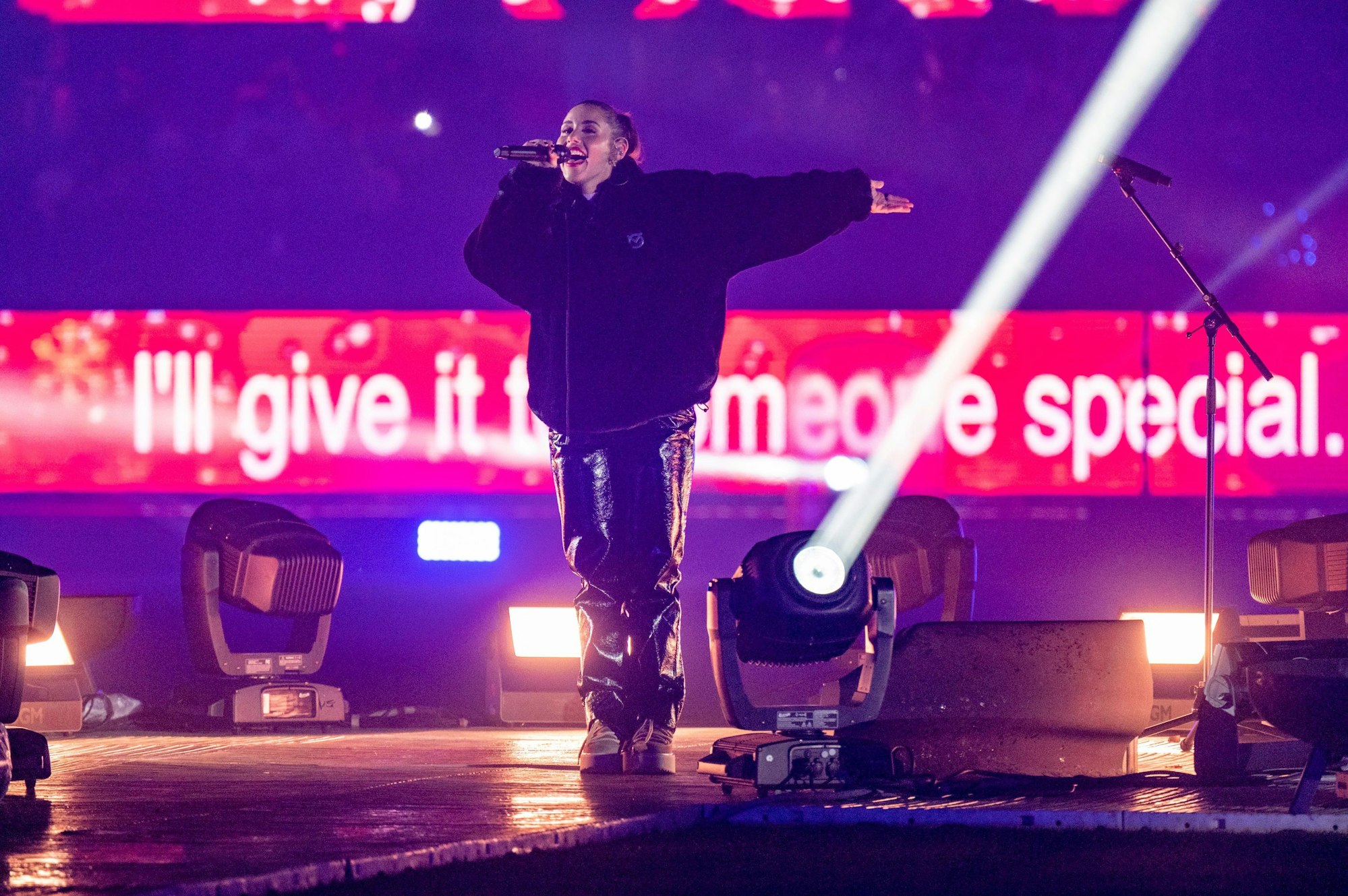 Sarah Engels sang bereits 2023 bei „Loss mer Weihnachtsleeder singe“ im Stadion. Nun ist sie auch bei der Pänz-Ausgabe dabei.