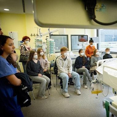 Auf der Intensivstation wird dir Gruppe mit den Folgen von schweren Unfällen konfrontiert.