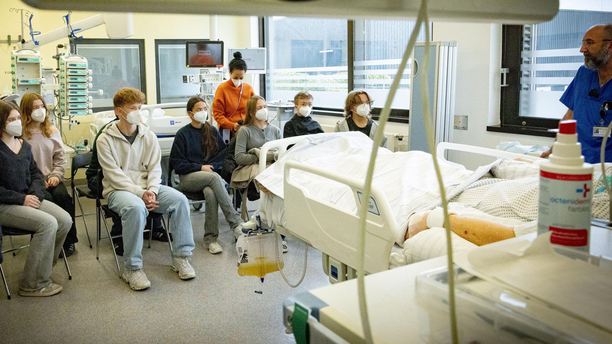 Auf der Intensivstation wird dir Gruppe mit den Folgen von schweren Unfällen konfrontiert.