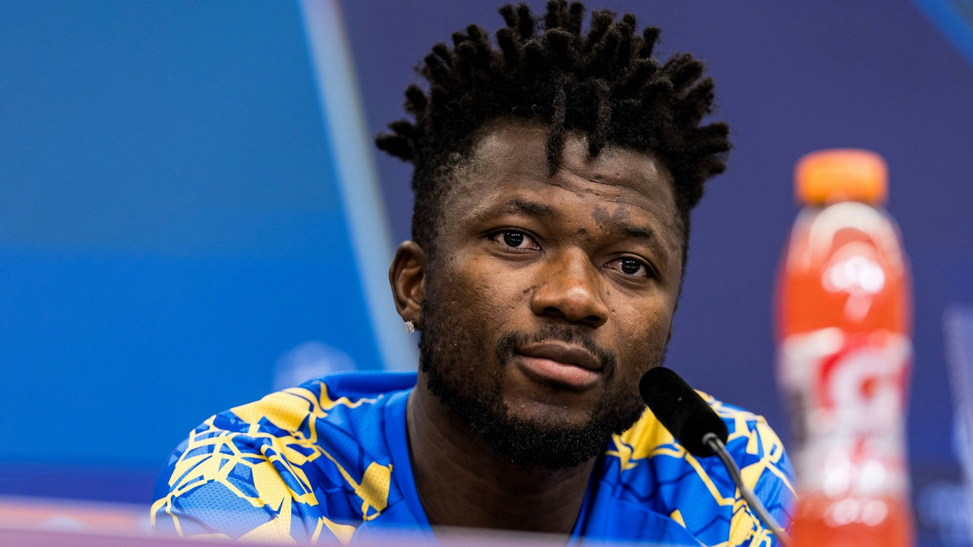 Edmond Tapsoba bei der Pressekonferenz vor dem Champion-League-Spiel von Bayer 04 Leverkusen