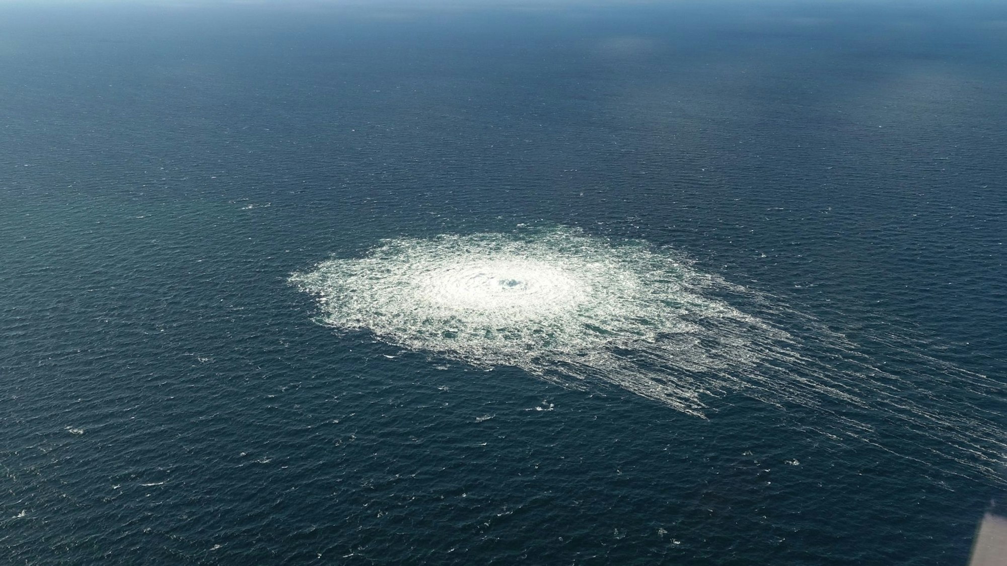 Das vom dänischen Verteidigungskommando zur Verfügung gestellte Foto zeigt das Nord-Stream-2-Gasleck in der Nähe von Bornholm aus der Luft. (Archivbild)