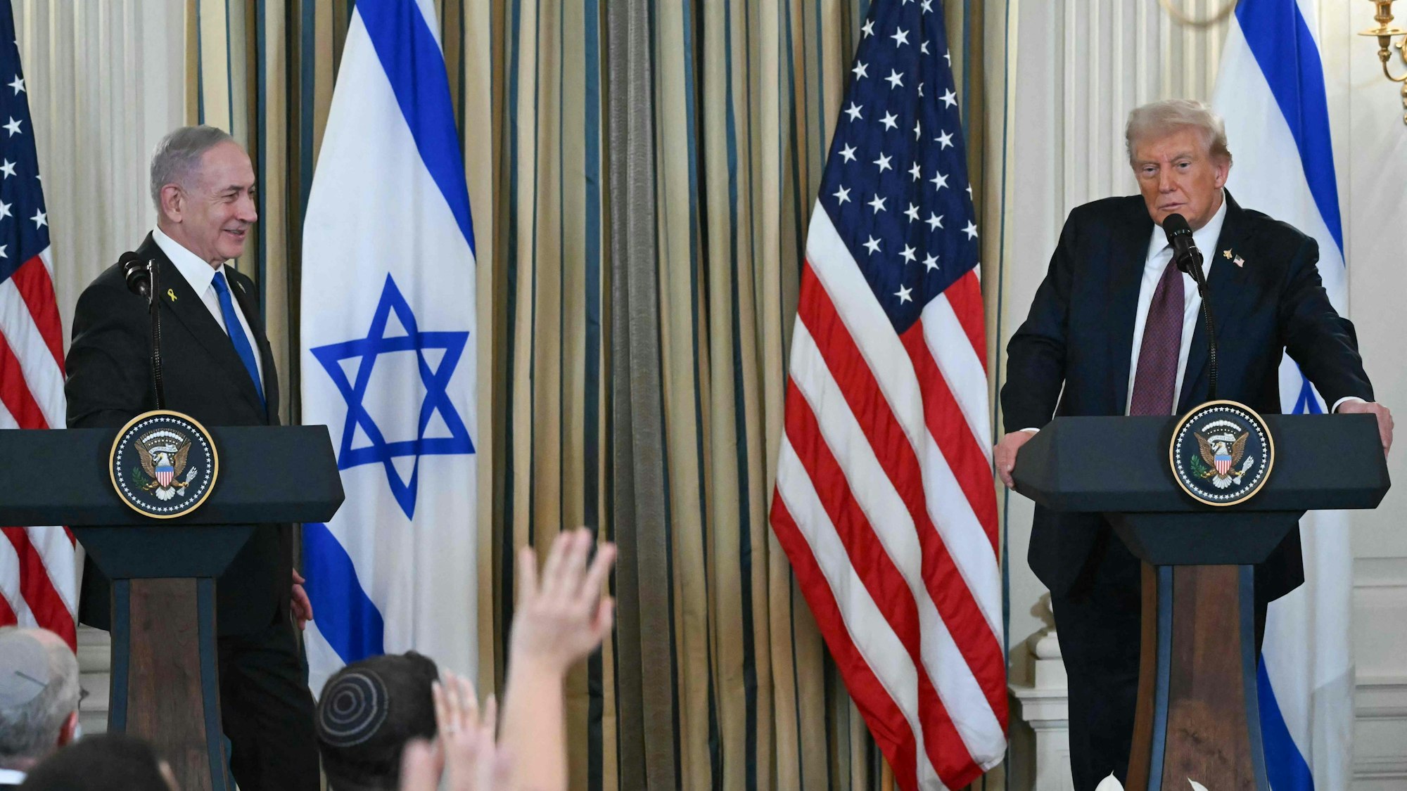 Israels Premierminister Benjamin Netanjahu (l.) wird von US-Präsident Donald Trump am Montag (29. September) im Weißen Haus empfangen.
