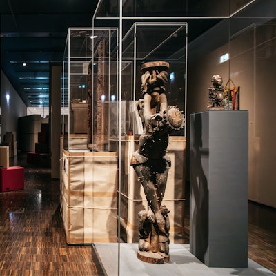 Blick in „Missionssammlungen ausgepackt“ im Rautenstrauch-Joest-Museum