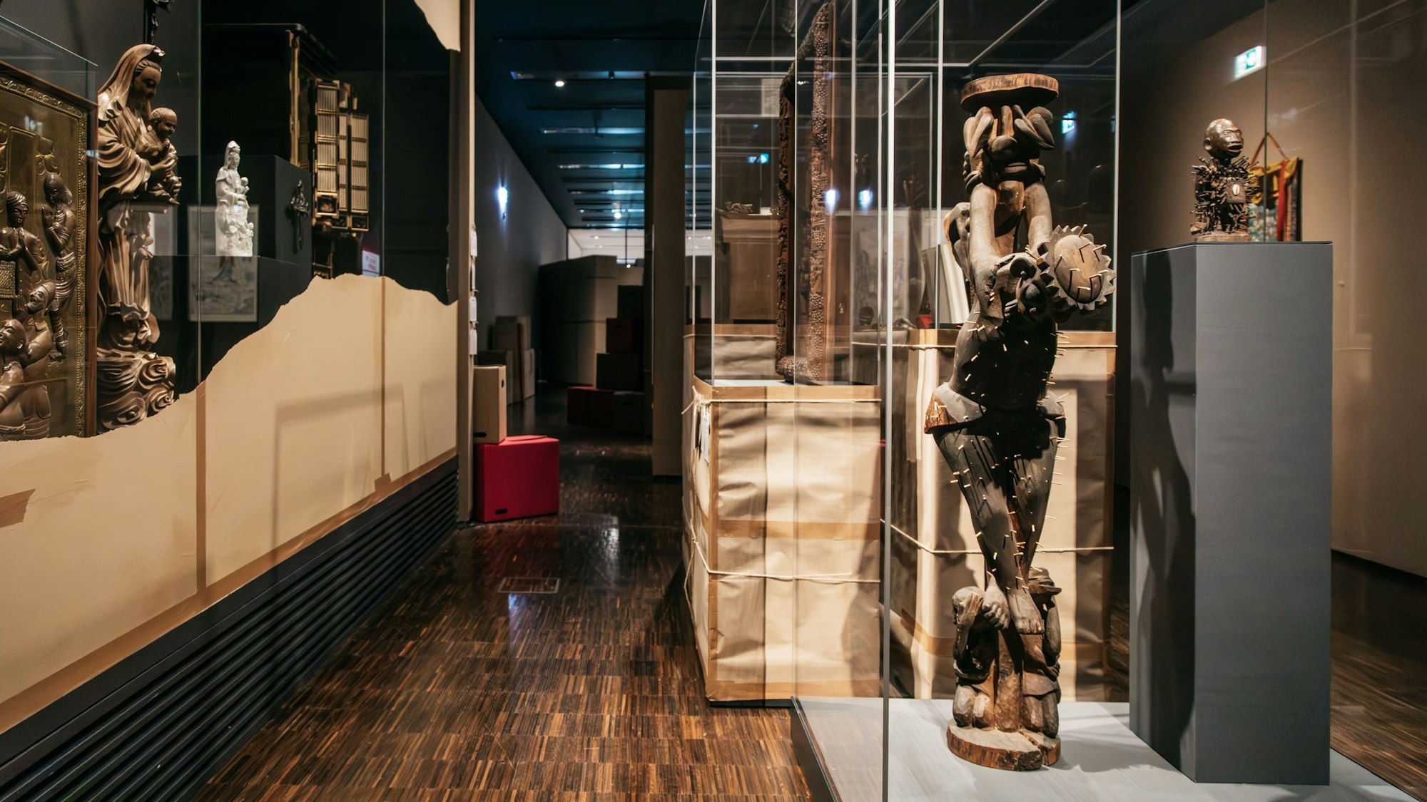 Blick in „Missionssammlungen ausgepackt“ im Rautenstrauch-Joest-Museum