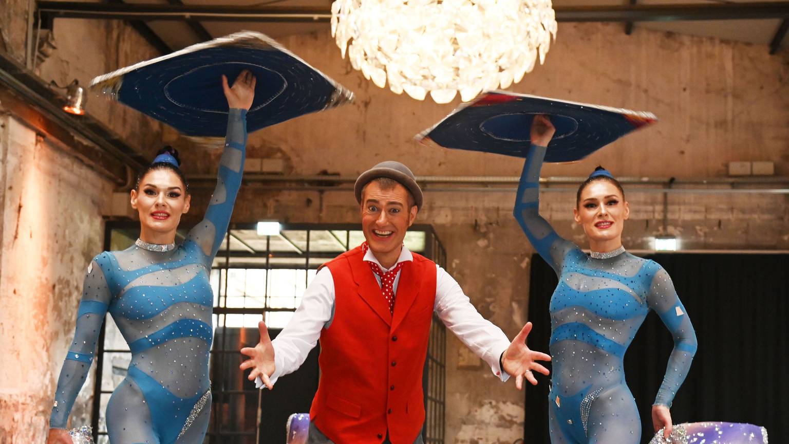 Das Foto zeigt ein Bild von Künstlern des 10. Kölner Weihnachtscircus.