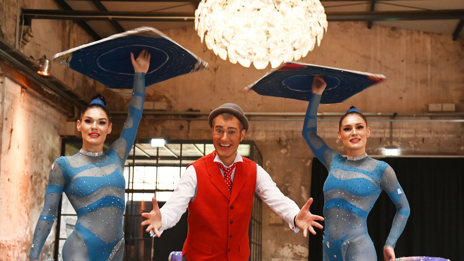 Das Foto zeigt ein Bild von Künstlern des 10. Kölner Weihnachtscircus.