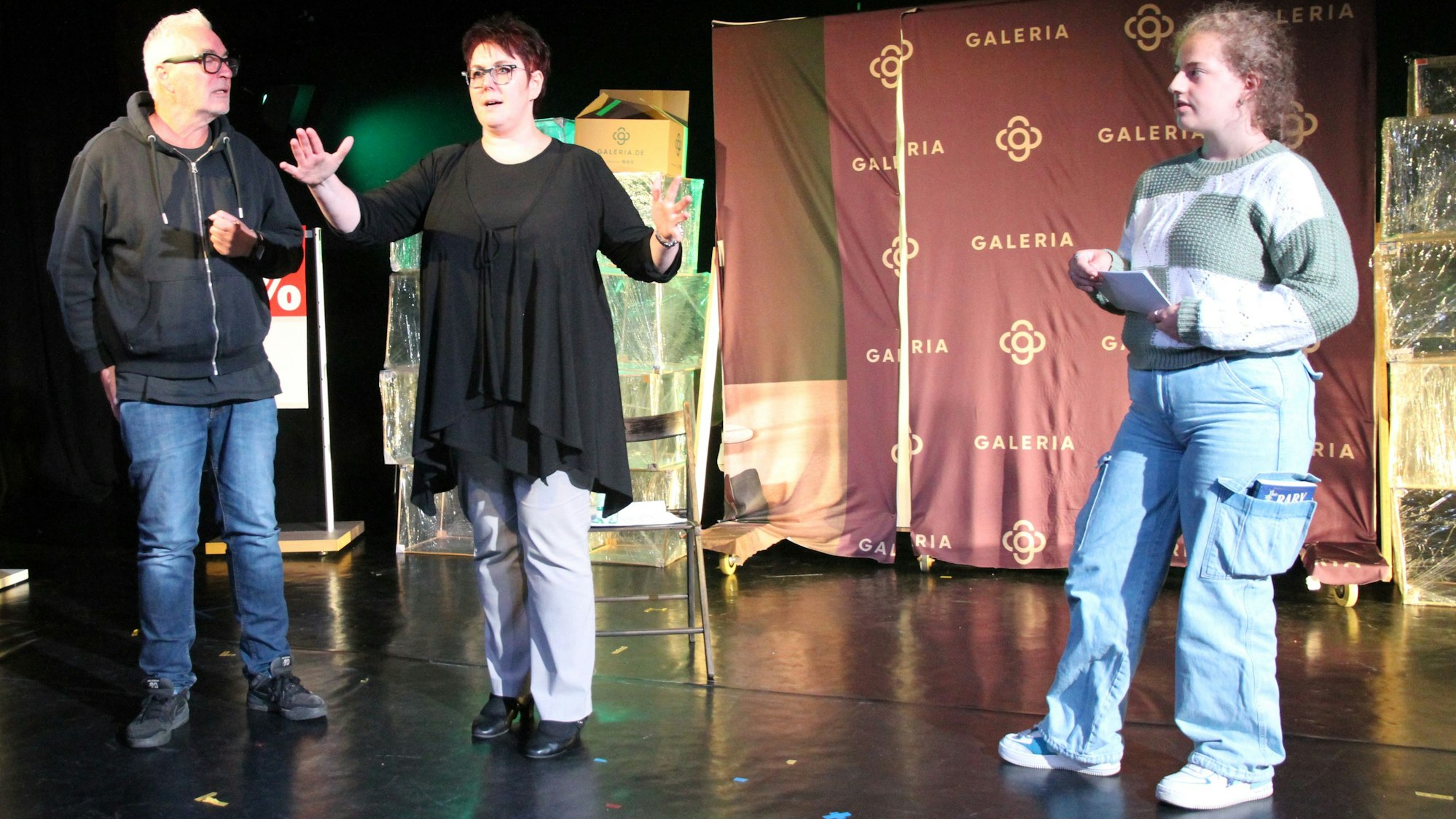 Ich, Kaufhof, Inszenierung des Bürgertheaters "attitüde", Eine Gardinenverkäuferin (Kirsten Wallbauam, Mitte) erinnert sich, mit Patrick Putzolu und Emilia Zoi Lange