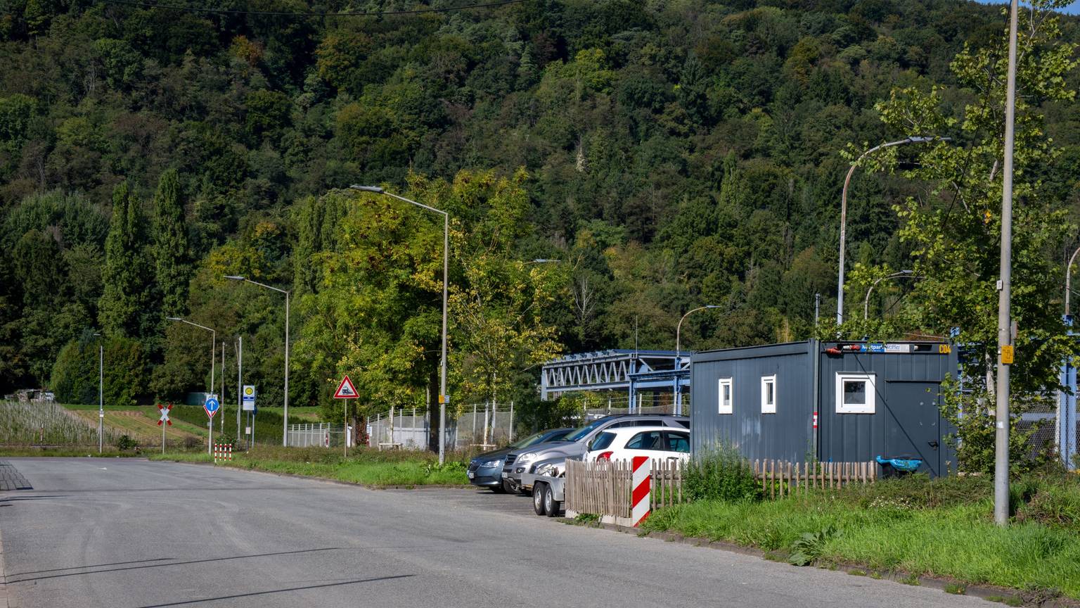 PRODUKTION - 29.09.2025, Rheinland-Pfalz, Trier: Ein ungenutzter „Rotlicht-Container“ steht in einem Industriegebiet in einem Gewerbegebiet im Westen von Trier. Dort stellte die Stadt im April 2023 einen Container mit WC und Aufenthaltsraum auf. Den Schlüssel des verschlossenen Containers müssen sich die Prostituierten jedoch im Rathaus oder auf einem Amt abholen. Der Bund der Steuerzahler stellt das "Schwarzbuch 2025/26" vor. Foto: Harald Tittel/dpa +++ dpa-Bildfunk +++