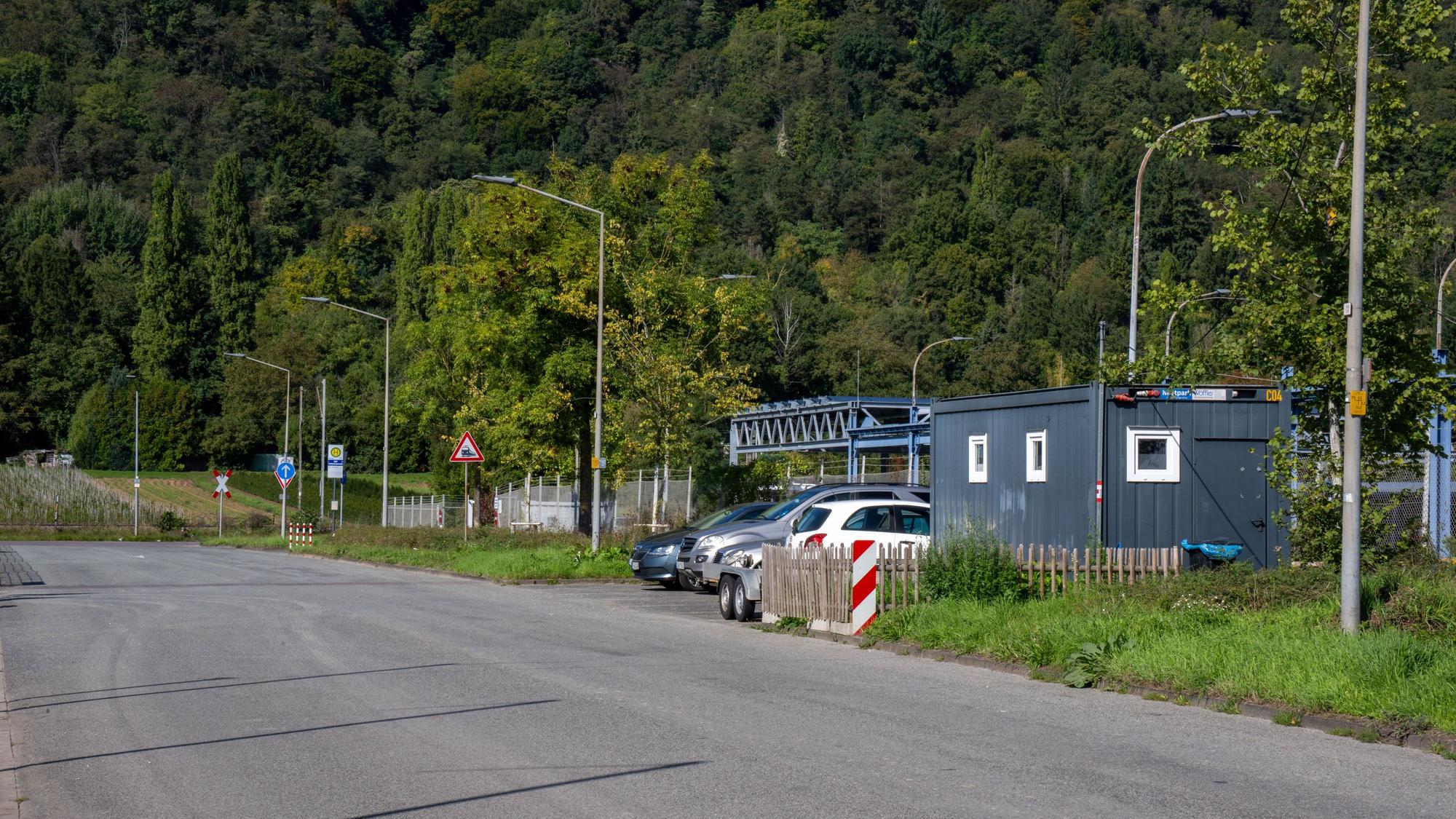 PRODUKTION - 29.09.2025, Rheinland-Pfalz, Trier: Ein ungenutzter „Rotlicht-Container“ steht in einem Industriegebiet in einem Gewerbegebiet im Westen von Trier. Dort stellte die Stadt im April 2023 einen Container mit WC und Aufenthaltsraum auf. Den Schlüssel des verschlossenen Containers müssen sich die Prostituierten jedoch im Rathaus oder auf einem Amt abholen. Der Bund der Steuerzahler stellt das "Schwarzbuch 2025/26" vor. Foto: Harald Tittel/dpa +++ dpa-Bildfunk +++