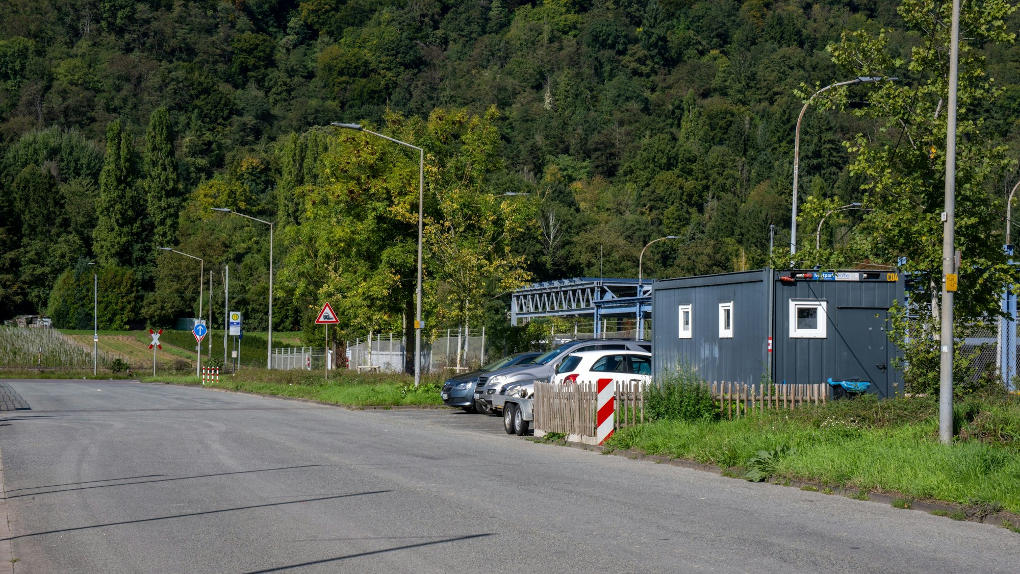 PRODUKTION - 29.09.2025, Rheinland-Pfalz, Trier: Ein ungenutzter „Rotlicht-Container“ steht in einem Industriegebiet in einem Gewerbegebiet im Westen von Trier. Dort stellte die Stadt im April 2023 einen Container mit WC und Aufenthaltsraum auf. Den Schlüssel des verschlossenen Containers müssen sich die Prostituierten jedoch im Rathaus oder auf einem Amt abholen. Der Bund der Steuerzahler stellt das "Schwarzbuch 2025/26" vor. Foto: Harald Tittel/dpa +++ dpa-Bildfunk +++
