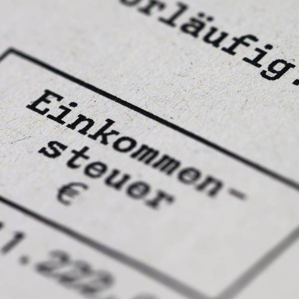 Ein Steuerbescheid mit dem Vermerk «Einkommensteuer» liegt auf einem Tisch. Ehegattensplitting bleibt: Die Union stellt sich gegen Reformvorschläge im Steuerrecht. (Symbolbild)