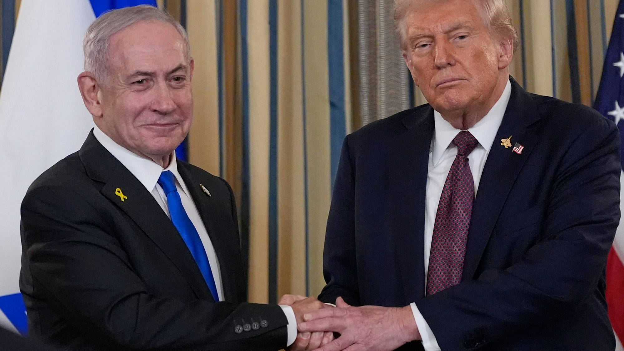 Demonstrative Eintracht: Der israelische Ministerpräsident Benjamin Netanjahu bei Donald Trump im Weißen Haus.